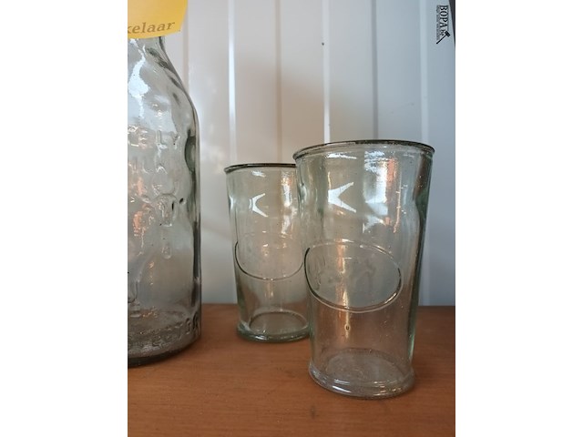 Lot 8 - oude melkfles met 4 glazen - afbeelding 4 van  4