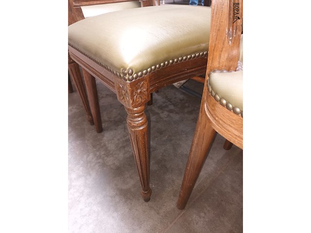 Lot 8 - ovalen tafel en stoelen - afbeelding 7 van  8
