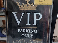 Lot 8 - plakkaat ‘vip parking only’