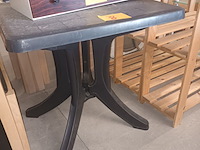 Lot 8 - pvc tuintafel