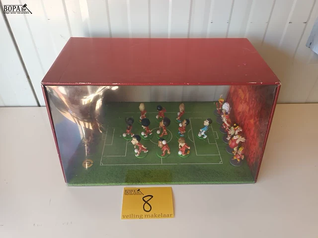 Lot 8 - rode duivels display - afbeelding 1 van  4