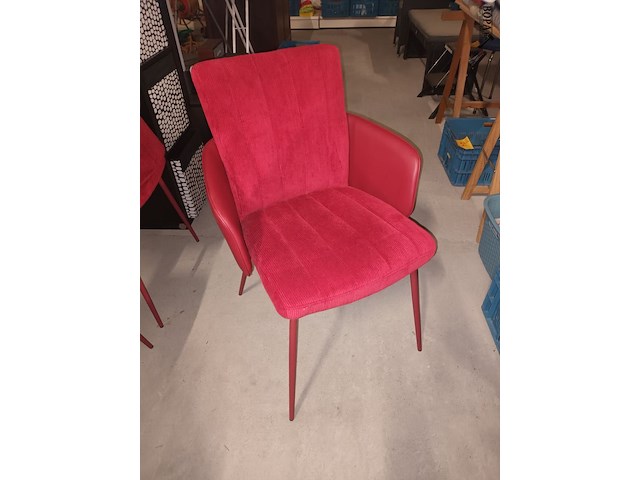 Lot 8 - rode eetkamerstoelen. 4 stuks - afbeelding 1 van  3