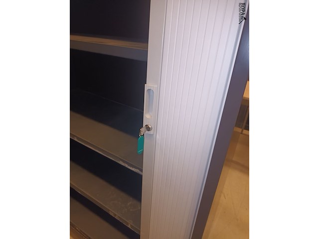 Lot 8 - roldeurkast - afbeelding 2 van  3