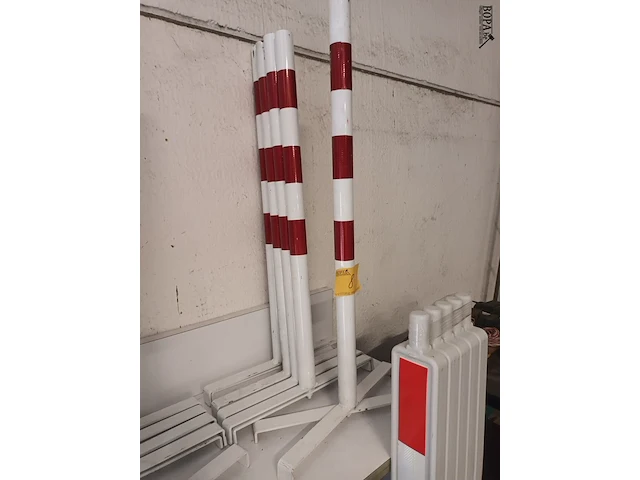 Lot 8 - rood/witte afzetpalen. 5 stuks - afbeelding 1 van  2