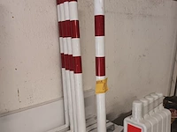 Lot 8 - rood/witte afzetpalen. 5 stuks