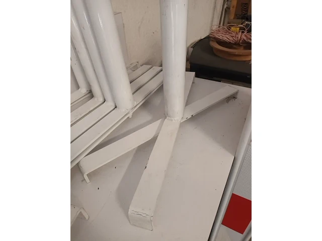 Lot 8 - rood/witte afzetpalen. 5 stuks - afbeelding 2 van  2