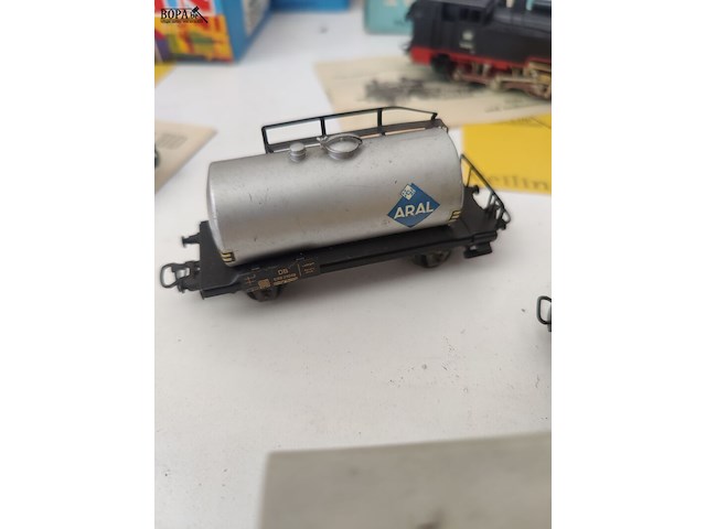 Lot 8 - spoorwagons - 4 stuks - afbeelding 5 van  5