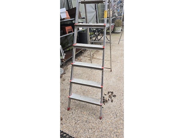 Lot 8 - trapladder 6 treden - afbeelding 2 van  3