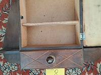 Lot 8 - vintage houten toiletkastje '30 met kleine spiegel en lade - afbeelding 2 van  2