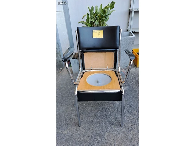 Lot 8 - vintage toiletstoel met verchroomd stalen frame, zwart kunst - afbeelding 2 van  4