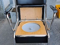 Lot 8 - vintage toiletstoel met verchroomd stalen frame, zwart kunst - afbeelding 2 van  4