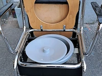Lot 8 - vintage toiletstoel met verchroomd stalen frame, zwart kunst - afbeelding 3 van  4