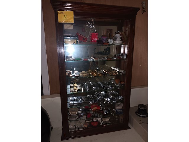 Lot 8 - vitrinekastje met collectie aanstekers - afbeelding 1 van  6