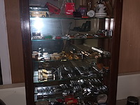 Lot 8 - vitrinekastje met collectie aanstekers