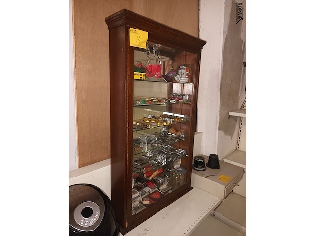 Lot 8 - vitrinekastje met collectie aanstekers - afbeelding 2 van  6