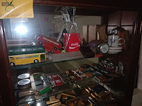 Lot 8 - vitrinekastje met collectie aanstekers - afbeelding 3 van  6