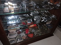 Lot 8 - vitrinekastje met collectie aanstekers - afbeelding 5 van  6