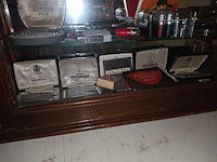 Lot 8 - vitrinekastje met collectie aanstekers - afbeelding 6 van  6