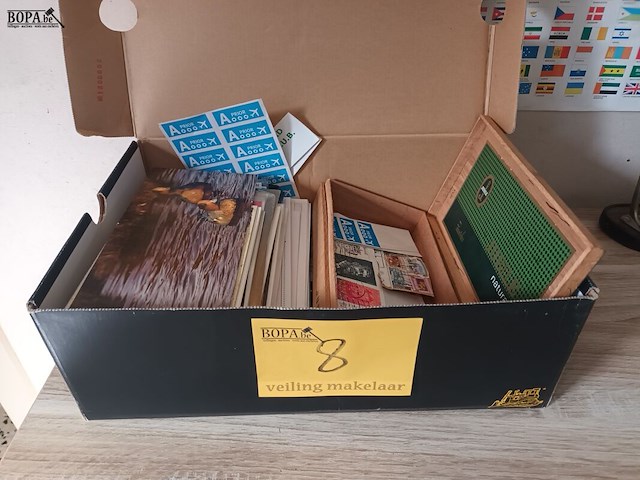 Lot 8 - wenskaarten en postzegels. 1 doos - afbeelding 1 van  4