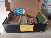 Lot 8 - wenskaarten en postzegels. 1 doos