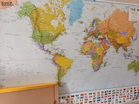 Lot 8 - wenskaarten en postzegels. 1 doos - afbeelding 2 van  4