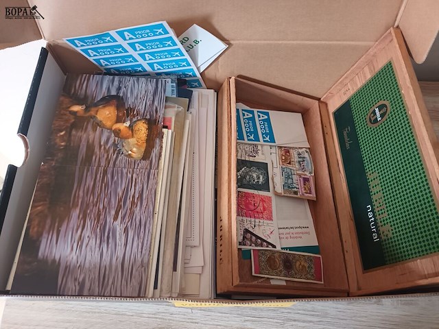 Lot 8 - wenskaarten en postzegels. 1 doos - afbeelding 3 van  4