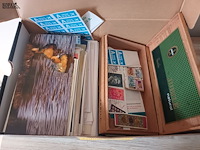 Lot 8 - wenskaarten en postzegels. 1 doos - afbeelding 3 van  4