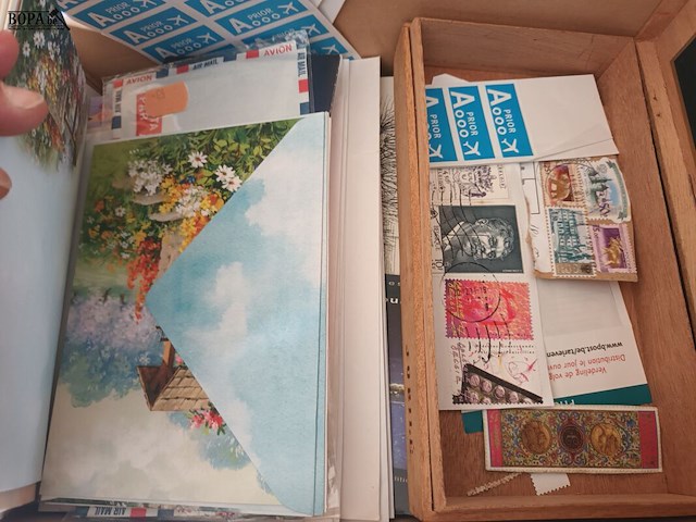 Lot 8 - wenskaarten en postzegels. 1 doos - afbeelding 4 van  4
