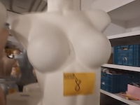 Lot 8 - witte torso vrouw - afbeelding 2 van  3