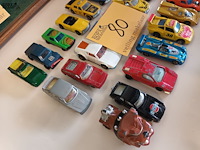 Lot 80 - auto’s op schaal. 24 stuks - afbeelding 2 van  4