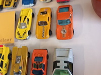Lot 80 - auto’s op schaal. 24 stuks - afbeelding 4 van  4