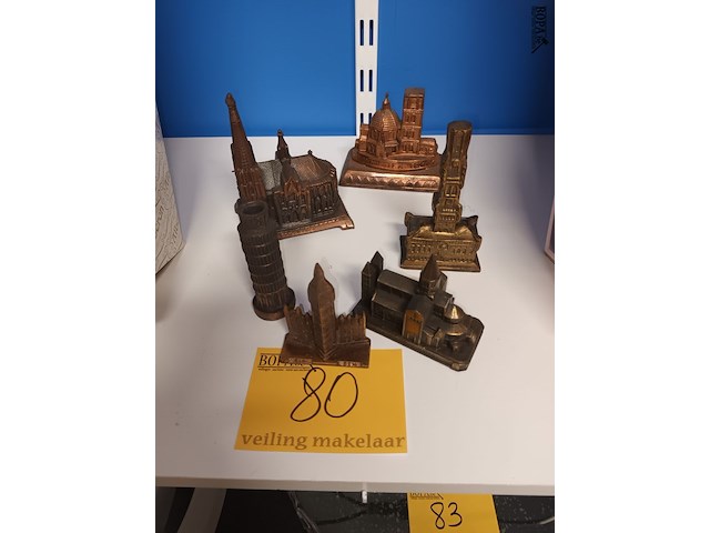 Lot 80 - bekende gebouwen in metaal. 6 stuks - afbeelding 1 van  3