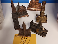 Lot 80 - bekende gebouwen in metaal. 6 stuks - afbeelding 1 van  3