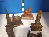 Lot 80 - bekende gebouwen in metaal. 6 stuks - afbeelding 2 van  3
