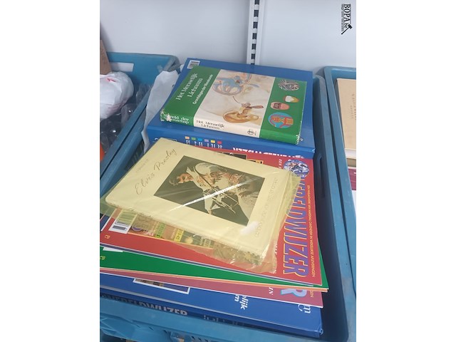 Lot 80 - boeken. 3 bakken - afbeelding 4 van  6