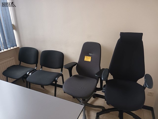 Lot 80 - bureaustoelen en vergaderstoelen - afbeelding 1 van  3