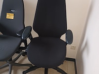 Lot 80 - bureaustoelen en vergaderstoelen - afbeelding 2 van  3
