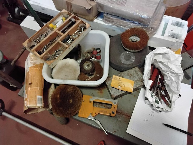 Lot 80 - diverse boorkitjes, staalwol, roterende borstels, schuurschi - afbeelding 1 van  8