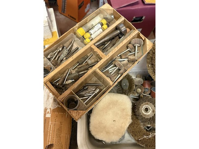 Lot 80 - diverse boorkitjes, staalwol, roterende borstels, schuurschi - afbeelding 4 van  8