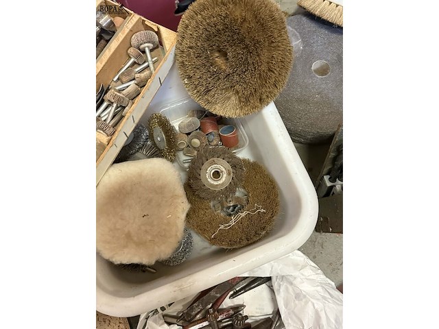 Lot 80 - diverse boorkitjes, staalwol, roterende borstels, schuurschi - afbeelding 5 van  8