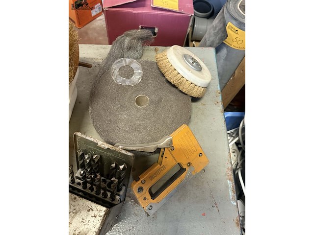 Lot 80 - diverse boorkitjes, staalwol, roterende borstels, schuurschi - afbeelding 6 van  8