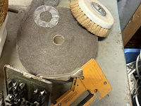 Lot 80 - diverse boorkitjes, staalwol, roterende borstels, schuurschi - afbeelding 6 van  8