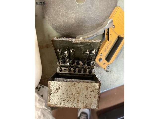 Lot 80 - diverse boorkitjes, staalwol, roterende borstels, schuurschi - afbeelding 8 van  8