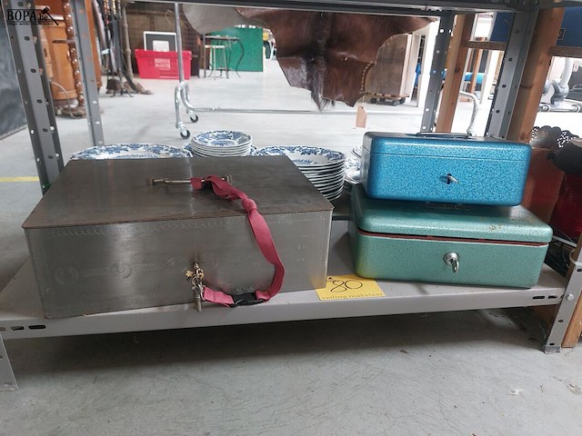 Lot 80 - geldkoffers met sleutel, 3 stuks - afbeelding 1 van  1