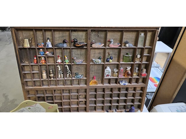Lot 80 - houten letterbak met divers miniatuurtjes - afbeelding 2 van  4