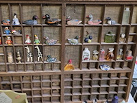 Lot 80 - houten letterbak met divers miniatuurtjes - afbeelding 2 van  4