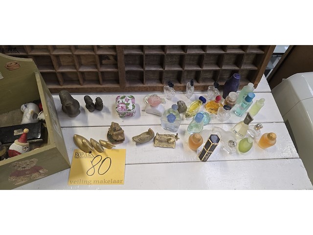 Lot 80 - houten letterbak met divers miniatuurtjes - afbeelding 3 van  4