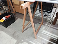 Lot 80 - houten schragen. 2 stuks - afbeelding 1 van  2