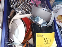 Lot 80 - huisraad. 1 bak - afbeelding 1 van  4