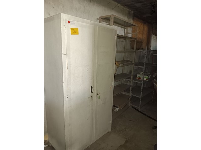 Lot 80 - kast met inhoud - afbeelding 1 van  1